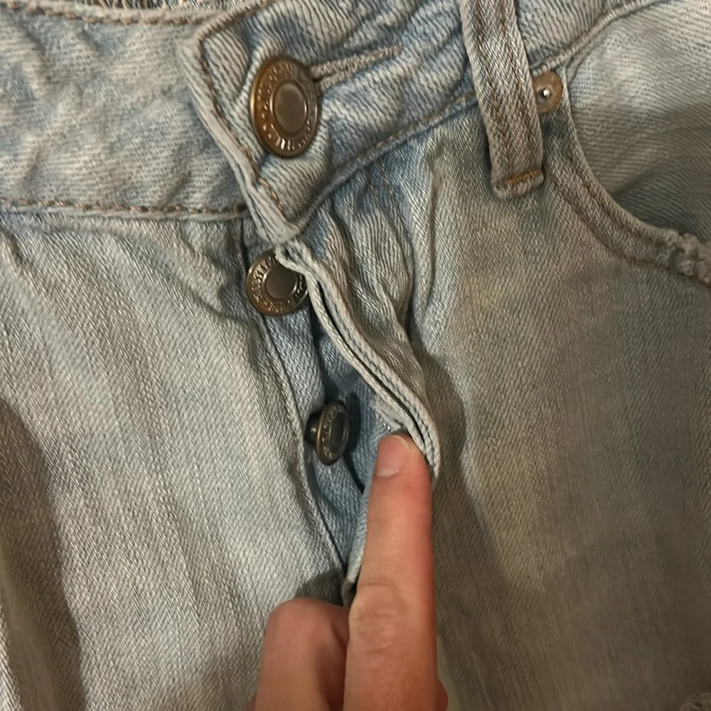 American Eagle Outfitters button fly tomgirl distressed jeans short size 4